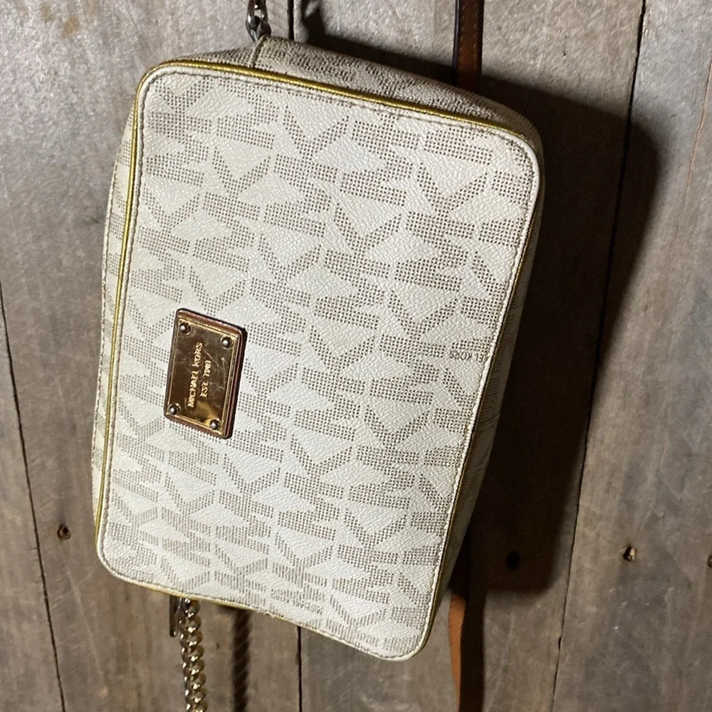 MICHAEL KORS Large East West Crossbody in Signature
